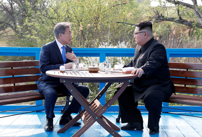 Selepas menanam pokok, kedua-dua pemimpin berbincang di suatu sudut tanpa dihadiri wakil kedua-dua negara - Foto Reuters