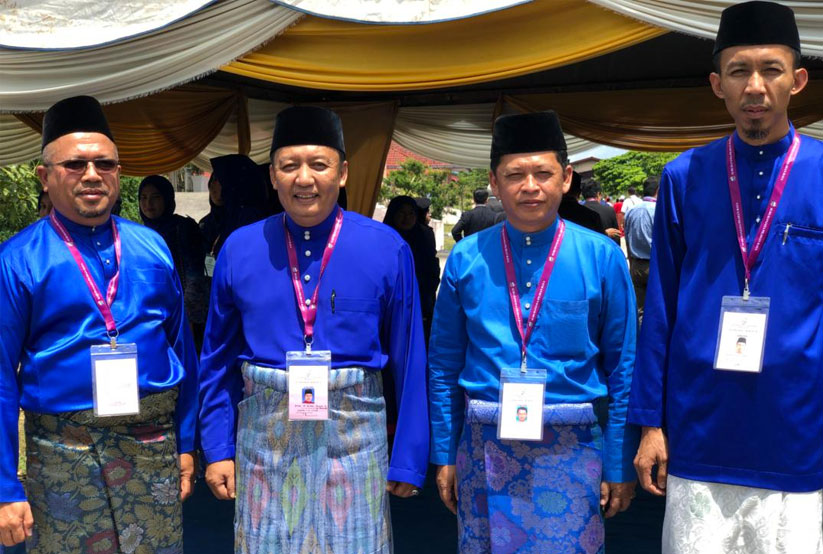Jazlan Yaakob (dua, kiri) bersama calon BN untuk DUN Pulai Chondong, Ahmad Tarmizi Ismail (kiri), DUN Temangan, Wan Mohd Adnan Wan Aziz (dua, kanan) dan DUN Kemuning, Eriandi Ismail.