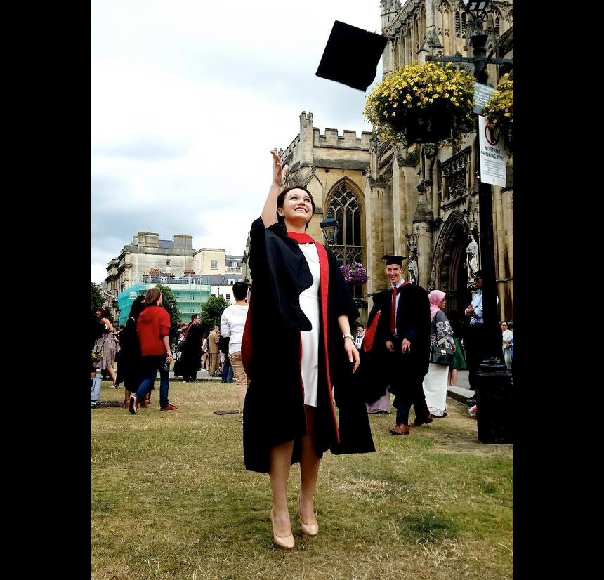 Jo-Anna Sue pada hari graduasinya dari University of West London. - Facebook/Jo-Anna Henley Rampas
