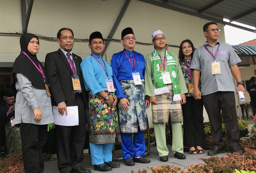 Hamdan Sani, (tiga kanan) merupakan calon termuda daripada Pas untuk kerusi Parlimen Petra Jaya.