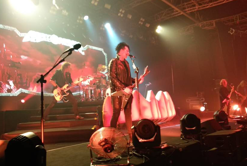 Gabungan suara Kiske dan Deris memukau peminat.