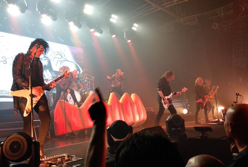 Gabungan suara Kiske, Deris dan Hansen bersama ahli kumpulan yang lain memukau peminat.