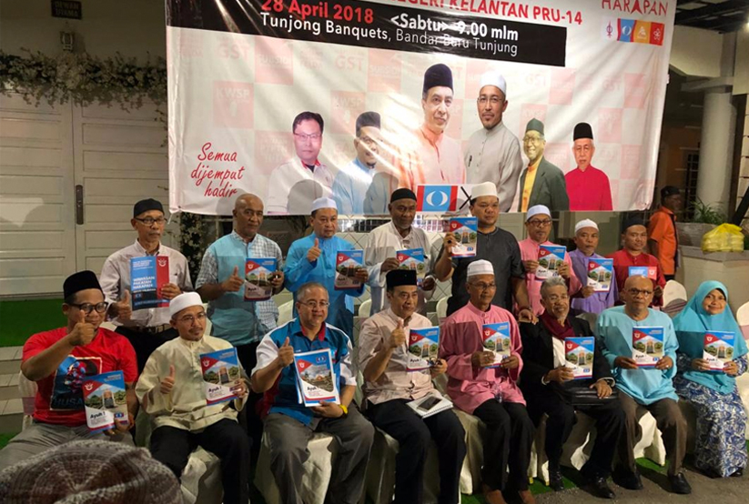HUSAM (empat kiri) menunjukkan isyarat bagus selepas pelancaran manifesto PH di Tunjong malam tadi.