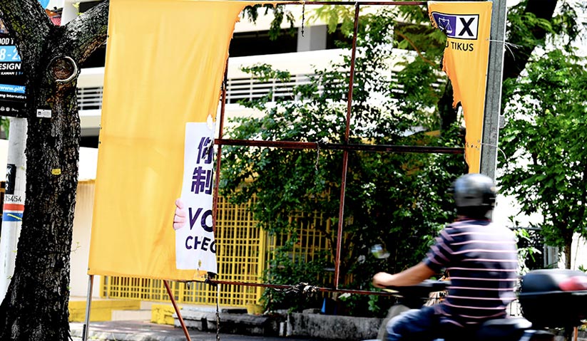 Sepanduk kempen PRU14 Jason dibakar di Jalan Kelawai pada Ahad. - BERNAMA