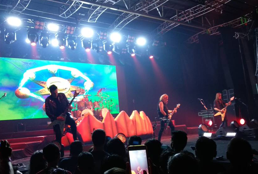 Persembahan 'non-stop' ini diselang-selikan dengan persembahan animasi pumpkins pada skrin belakang pentas.