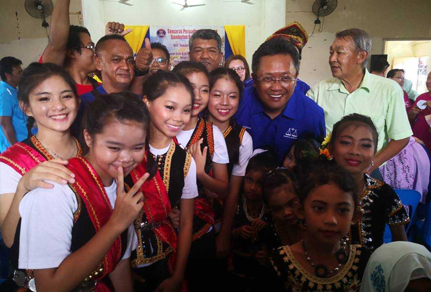 Rahman Dahlan (dua kanan) bersama penduduk di Taman Puterajaya di sini.