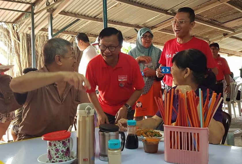 Anuar Tahir bertemu masyarakat setempat dalam suasana mesra sempena kempen politik PRU14 di Temerloh. - Nuradilla Noorazam