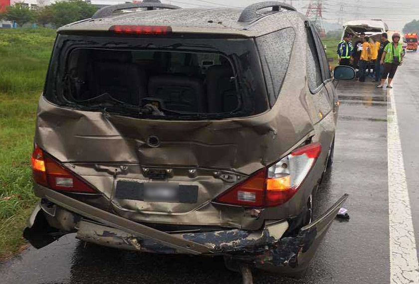 Kenderaan MPV SsangYong yang terlibat dalam kemalangan tersebut. - JBPM Pulau Pinang