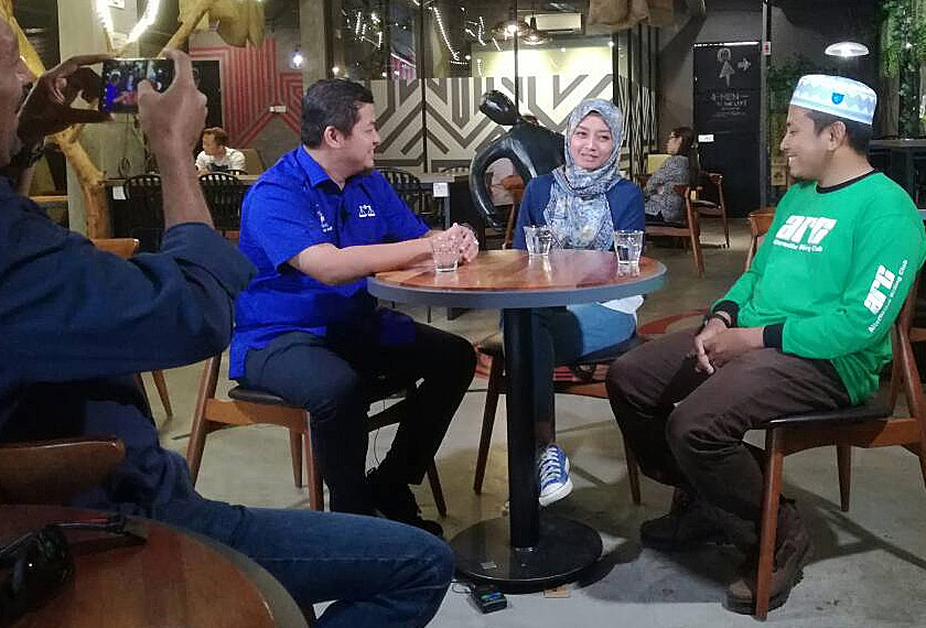 Di sebalik tabir penulis dengan calon BN di Parlimen Kota Bharu, Fikhran Hamshi Mohd Fatmi dan calon PAS di Parlimen Pasir Mas, Ahmad Fadhli Shaari. Astro AWANI
