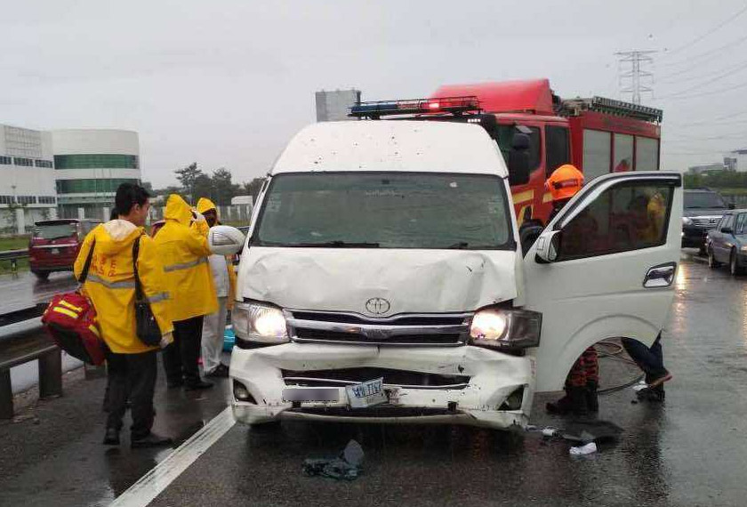Van Toyota Commuter yang membawa 13 penumpang. - JBPM Pulau Pinang