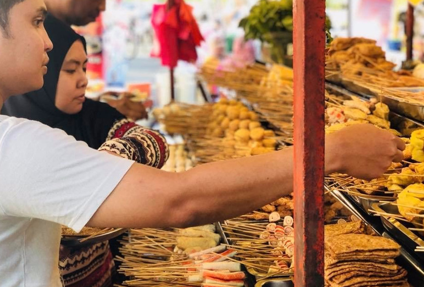 Suasana gerai Steamboat D'Kilat di Temerloh yang berjaya meraih pendapatan sehingga RM4,000 satu hari. -Gambar fail 