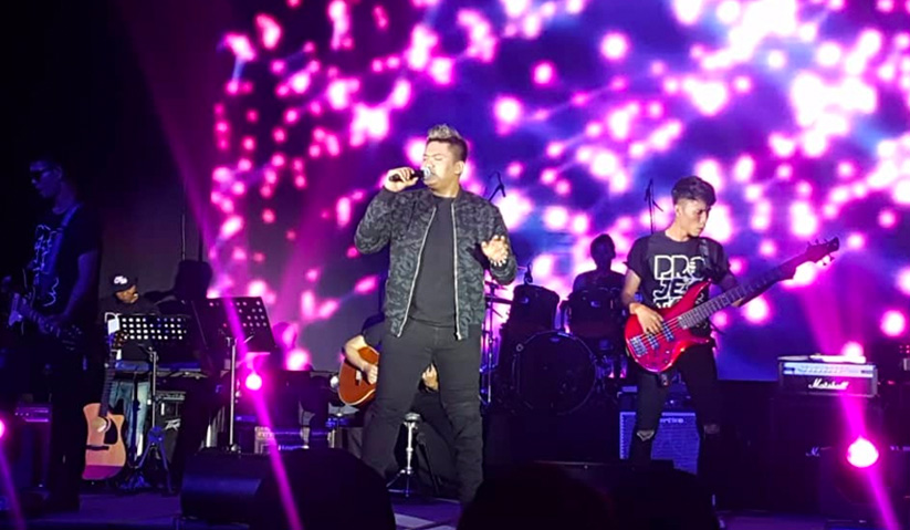 Persembahan yang memukau oleh Projector Band.