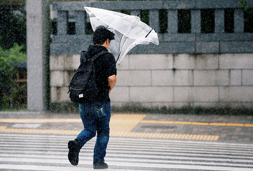 Taufan Jongdari melanda wilayah barat dan tengah Jepun menyebabkan hujan lebat dan ribut petir. -Reuters