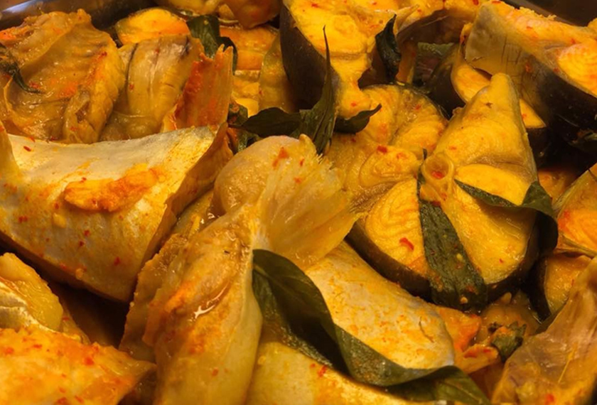 Gulai tempoyak ikan patin adalah menu utama restoran ini yang hanya menyajikan ikan patin buah. -Gambar fail 