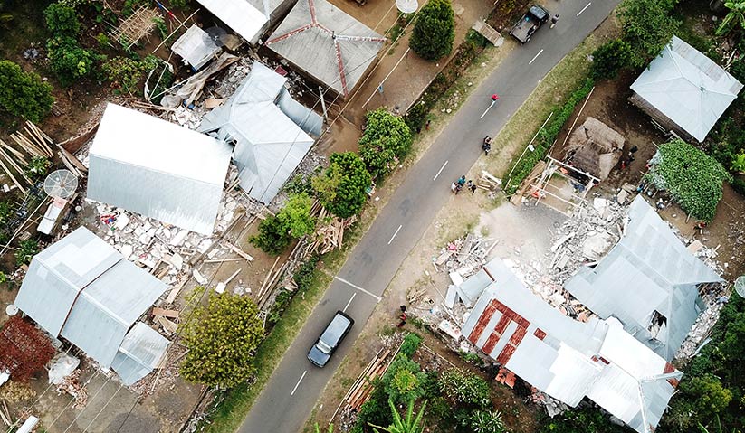 Struktur bangunan yang dibina di tebing bukit ini musnah bersama runtuhan tanah apabila gempa bumi kuat berukuran 6.4 skala Richter melanda Pulau Lombok pada Ahad, 29 Julai. - Reuters