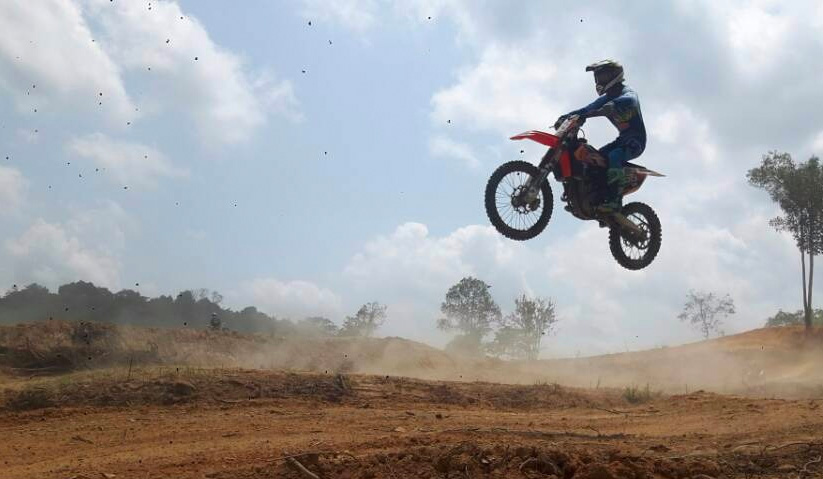 Litar tersebut dibina atas hasil usaha Mohd Lizan sendiri bersama persatuan motor ekstrem, KK06. -Gambar fail