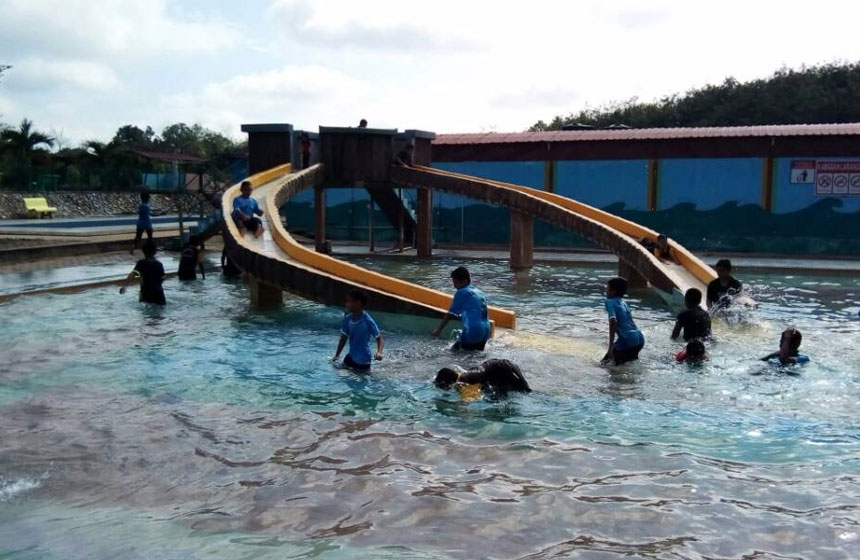  Kolam renang Al-Amin merupakan satu-satunya taman rekreasi yang memisahkan pengunjung lelaki dan perempuan untuk bermandi-manda dengan selesa.