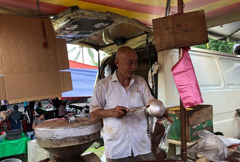 Tiada resepi rahsia, hanya kemahiran memproses biji kopi mentah daripada mendiang ayahnya, Wong Peng sejak 1975 yang membuatkan orang ramai tertarik untuk membelinya. -Astro AWANI/ Siti Nursyazwani 