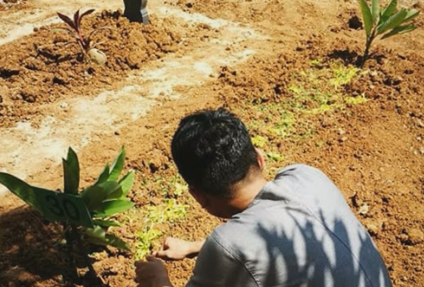 Hanya doa yang mengiringi pemergian...