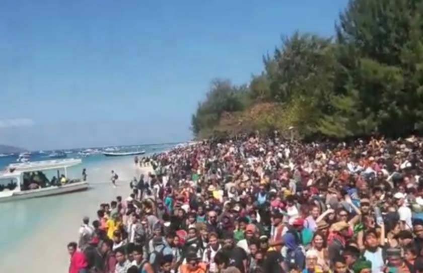 Orang ramai berasak di pantai dalam usaha cuba meninggalkan Kepulauan Gili pada Ahad susulan gempa Gili Trawangan, di Lombok, Indonesia. - REUTERS