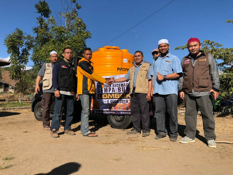 Zulkifli (hadapan, tiga kanan) ketika menyalurkan bantuan kepada mangsa gempa Lombok.
