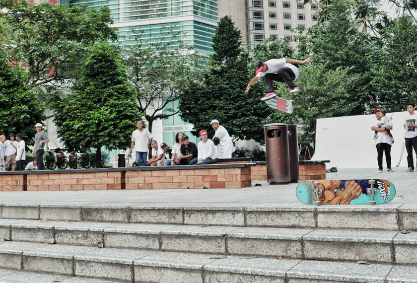 Aksi pemain papan selaju Kuala Lumpur di gelanggang papan selaju sementara di hadapan Suria KLCC. - Foto Instagram/@harizmansor
