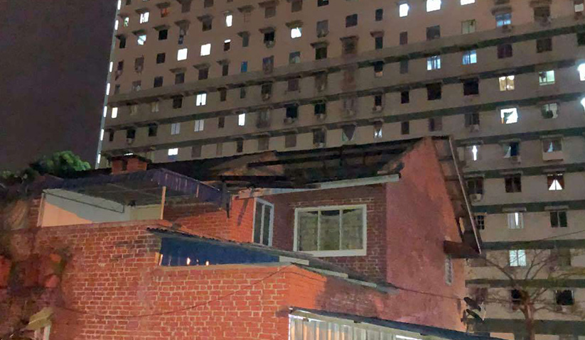 Keadaan kuarters kerajaan berhadapan Pangsapuri Serina Bay yang turut terjejas apabila bumbung terbang. Foto JBPM