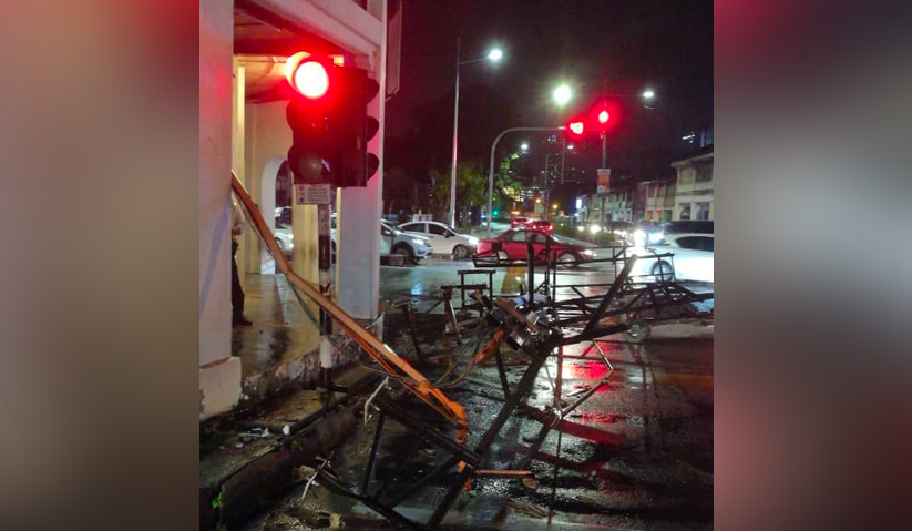 Perjalanan trafik terjejas apabila terdapat kabel elektrik melintang di atas jalan dan pokok tumbang yang besar. - Foto JBPM