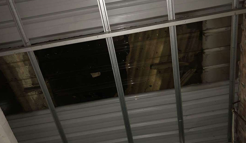 Bumbung sebuah premis kediaman yang diterbangkan angin kuat di Pulau Pinang malam tadi. Foto JBPM