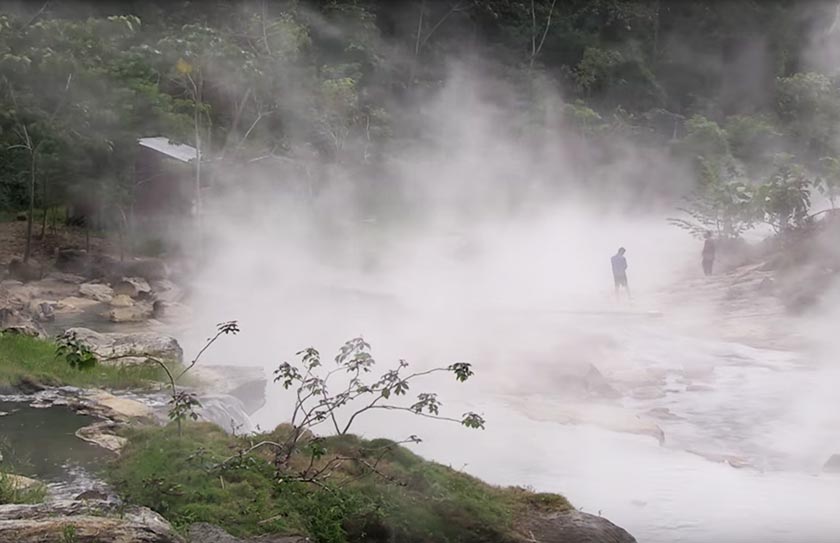 Sungai ini dianggap tempat suci bagi penduduk pribumi hutan Amazon. - www.boilingriver.com