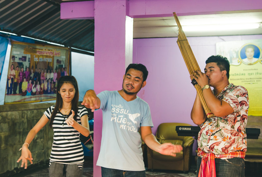 Bank mempersembahkan Molam di Khon Kaen. -Muhaimin E-Taela