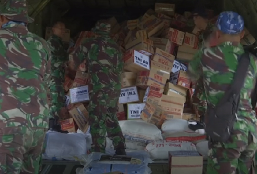 Pasukan Tentera Udara Indonesia telah menghantar 90 tan bekalan keperluan kepada mangsa yang terlibat dalam kejadian gempa bumi tersebut. Foto: APTN