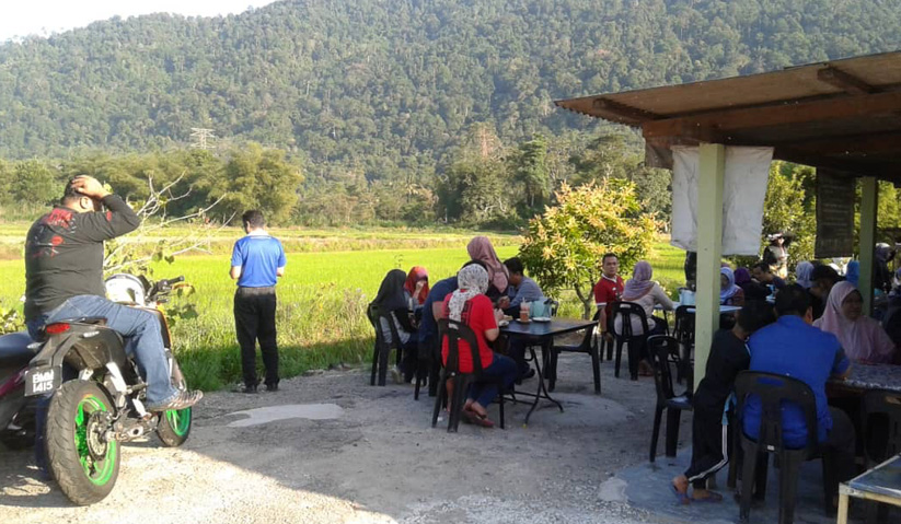 Kedai makan ini sentiasa penuh dengan pelanggan yang turut tidak melepaskan peluang merakam gambar pemandangan sekitar yang cantik. Astro AWANI / HUSNA YUSOP