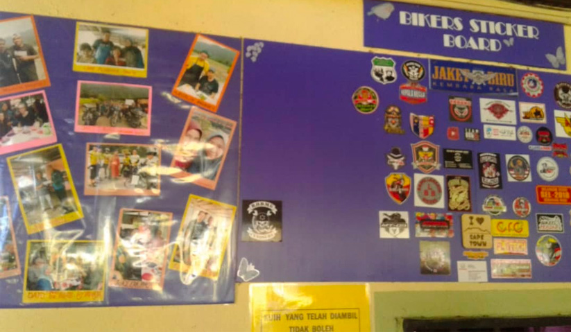 Terkenal di kalangan penunggang motosikal, kedai ini menyediakan ruang khusus untuk mereka menampal stiker. Astro AWANI / HUSNA YUSOP