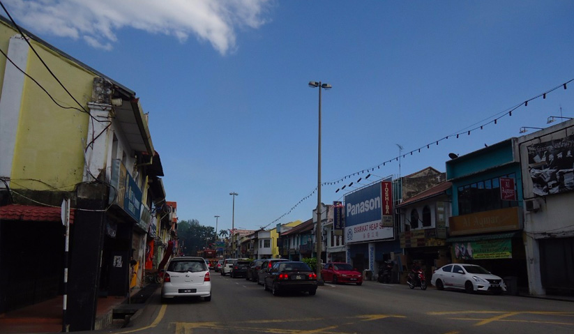 Deretan kedai emas boleh ditemui di Jalan Dato' Undang Johol, Kuala Pilah. Astro AWANI / HUSNA YUSOP