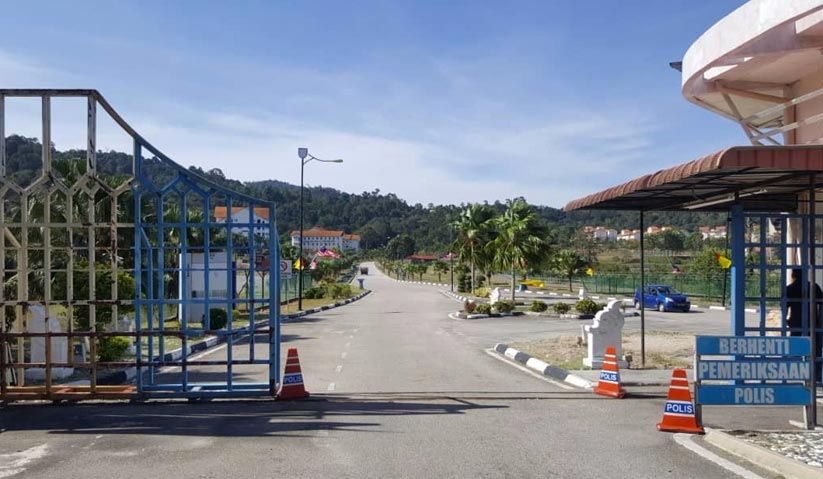 Pintu masuk ke UiTM Kampus Beting. Astro AWANI