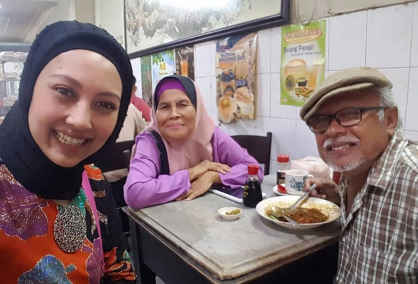 Wartawan Astro AWANI berbual dengan Baharuddin dan isterinya. Astro AWANI