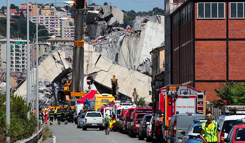Pasukan penyelamat bekerja keras di tapak Jejambat Morandi di Genoa bagi mencari mangsa yang tertimbus. - Foto Reuters/Stefano Rellandini