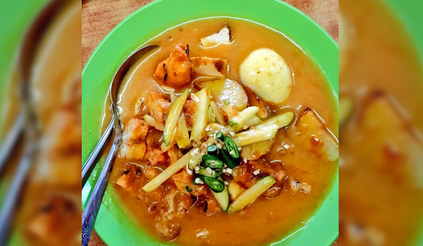 Pelanggan sukakan rojak Ibrahim kerana kelainan pada rasanya yang manis-pedas dan kuahnya yang pekat. Astro AWANI