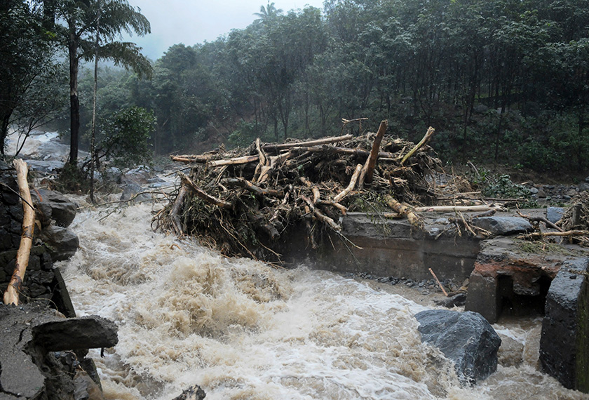 Pihak berkuasa terpaksa melepaskan air dari puluhan empangan yang sudah penuh. Akibatnya, kemusnahan! - Reuters