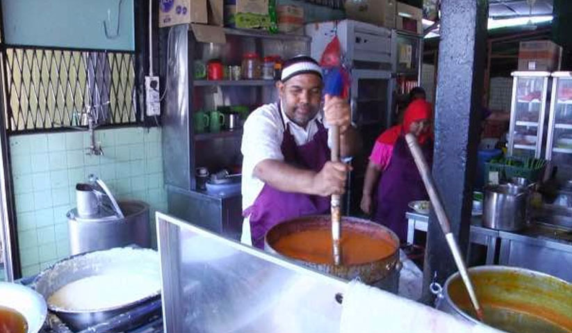 Mohamad Rafi meneruskan legasi datuknya yang menjual rojak mee secara bergerak pada tahun 30an. Astro AWANI