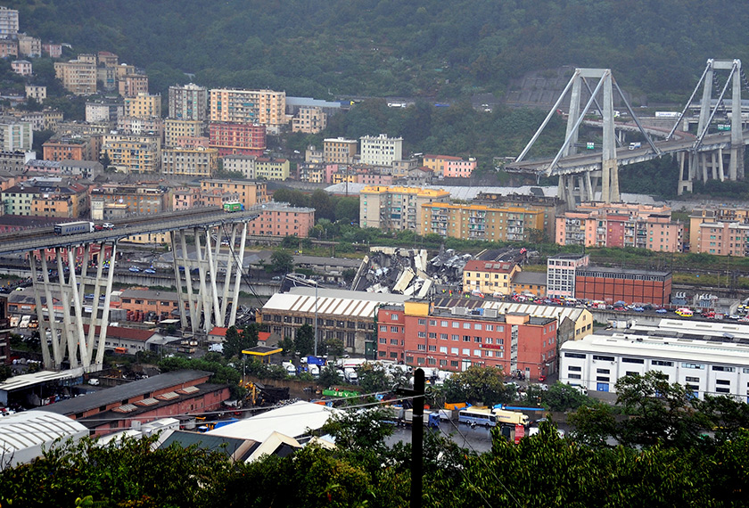 Orang awam mula menzahirkan kemarahan kepada pihak pemerintah atas insiden mengejutkan di Genoa. - Reuters