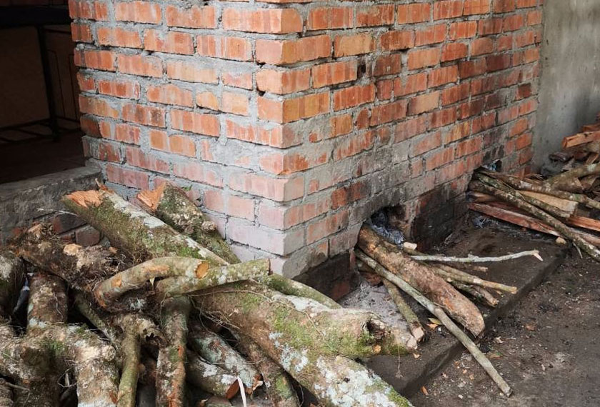 Zaini Salai House menggunakan kayu api terpilih, seperti pokok rambutan dan manggis, sebagai bahan bakar, bagi mendapatkan aroma yang sedap. Foto Zaini Saad