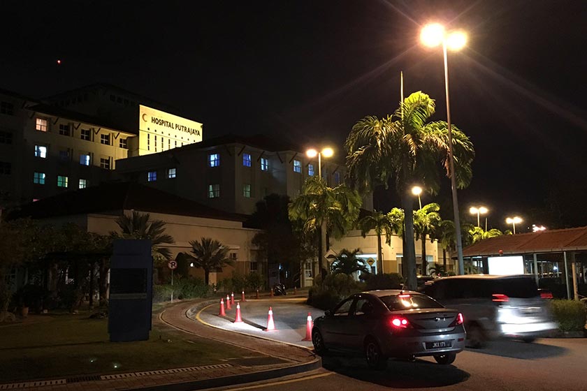 Pihak media dilarang memasuki perkarangan Unit Forensik Hospital Putrajaya di mana mayat Kim Jong Nam ditempatkan sementara sebelum di bawa ke Hospital Kuala Lumpur. - Foto Astro AWANI / SHAHIR OMAR