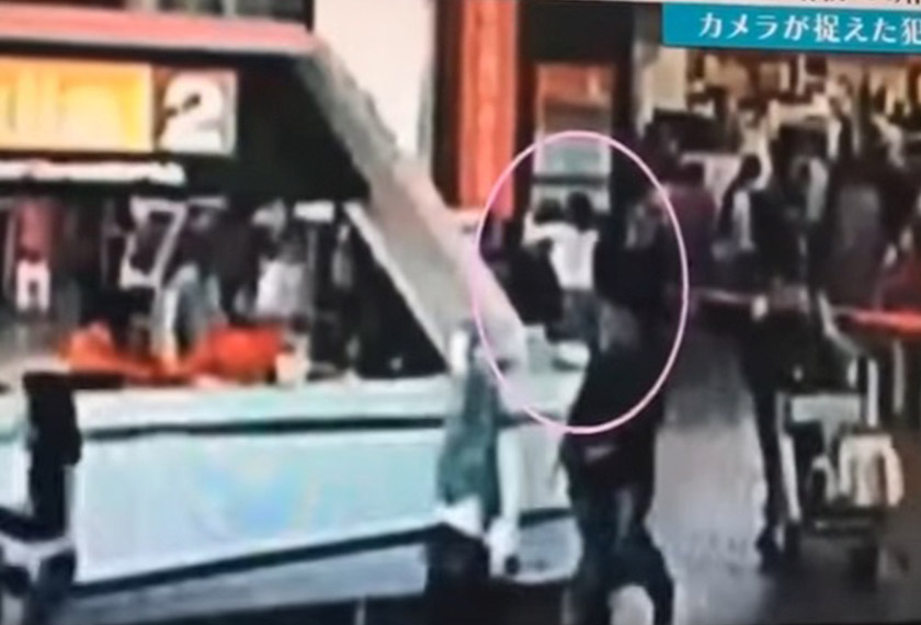 Sebuah stesen tv Jepun merupakan media pertama yang menayangkan salinan rakaman video cctv yang menunjukkan bagaimana pembunuhan Kim Jong Nam berlaku. - Foto Fail