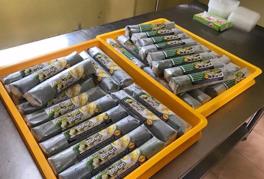 Lemang sushi yang bersaiz sembilan inci panjang ini dipasarkan pada harga RM18 hingga RM20 sebatang. Astro AWANI / SHUHADA KADIR