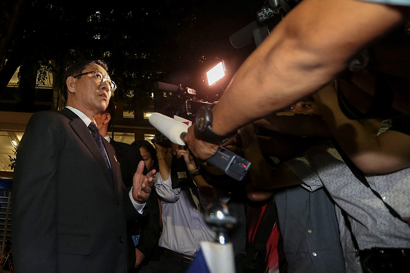 Kang Chol ditemui media di perkarangan Institut Perubatan Forensik Negara (IPFN), Hospital Kuala Lumpur (HKL) selepas permohonannya menuntut jasad warganya gagal - Foto Astro AWANI / SHAHIR OMAR