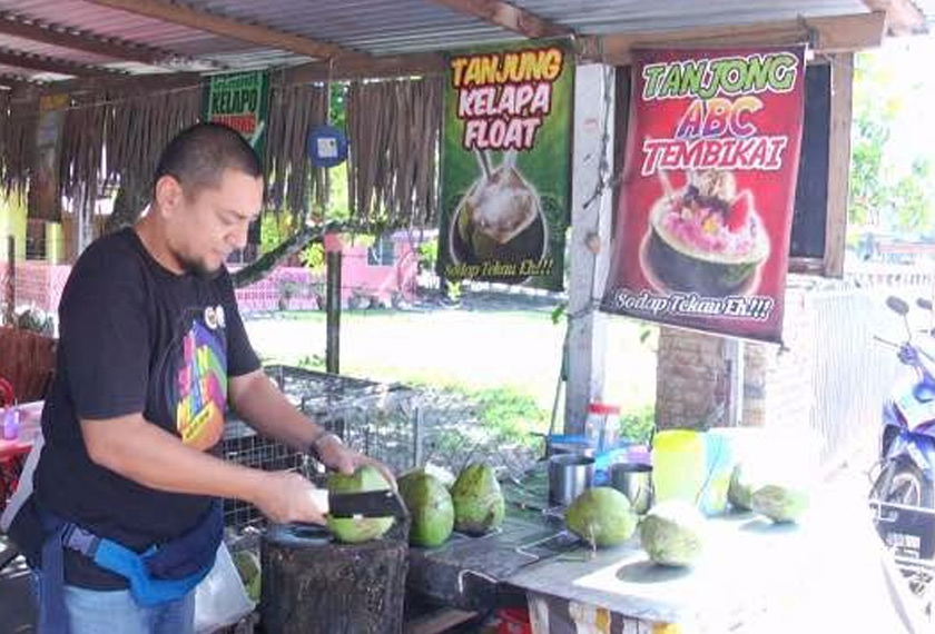 Suhaimi menyediakan minuman istimewa untuk pelanggannya. Astro AWANI / SHUHADA KADIR