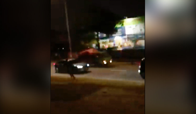 Kekecohan di sepanjang laluan itu dirakamkan oleh orang awam yang turut mengejar bas berkenaan. - Media sosial