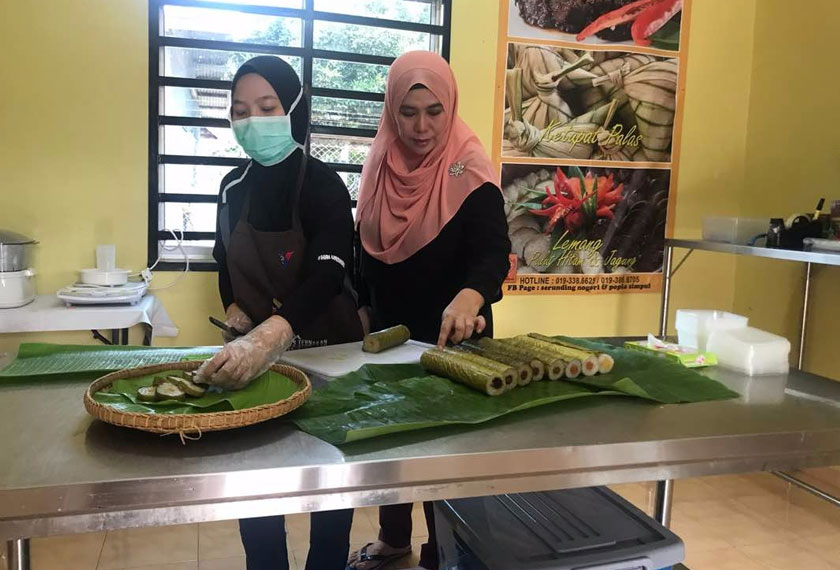 Pada hari-hari biasa, Awie Enterprise mampu menghasilkan kira-kira 600 batang lemang sushi dalam sebulan. Astro AWANI / SHUHADA KADIR